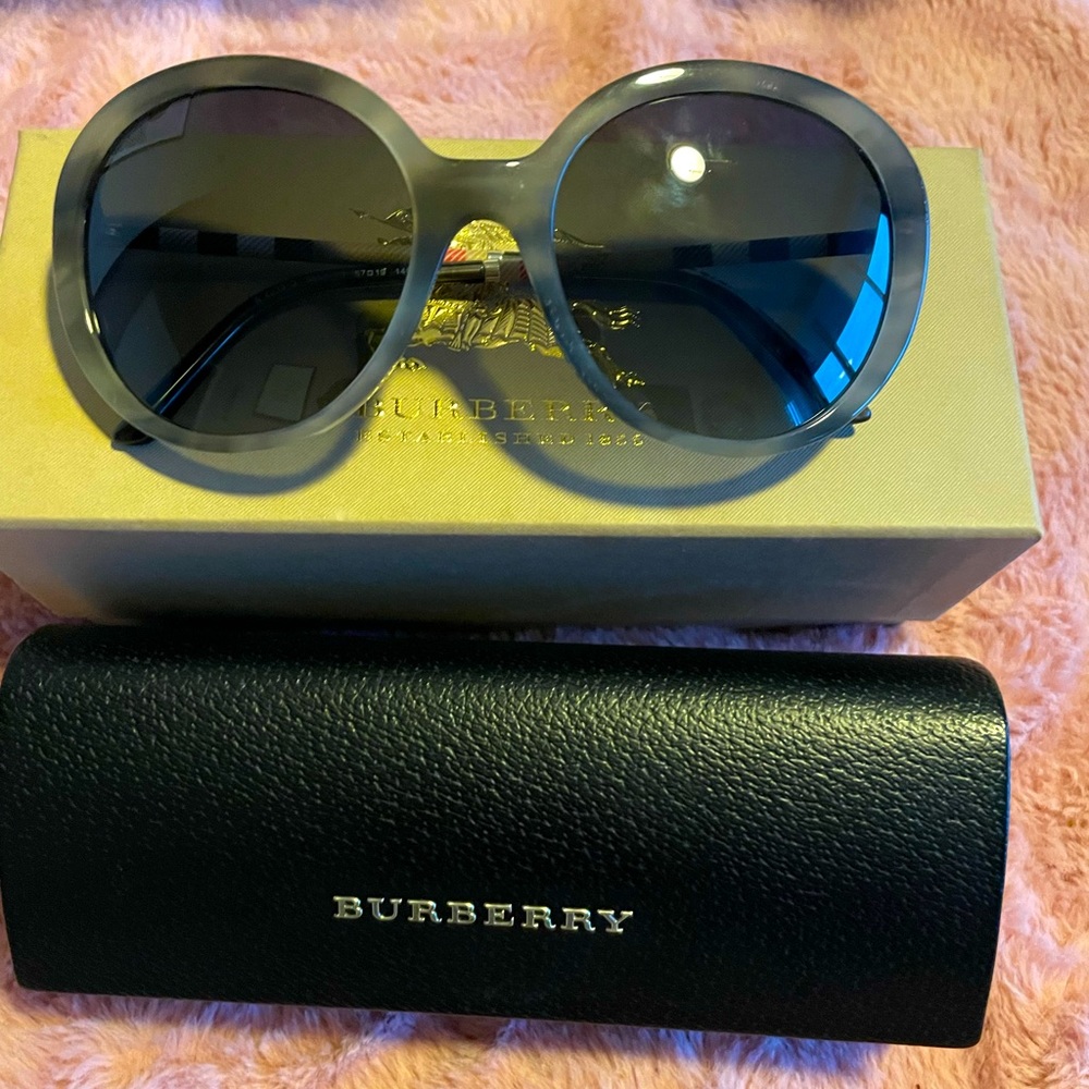 NWOT Burberry olive and grey oversized fashion sunglasses Made in Italy